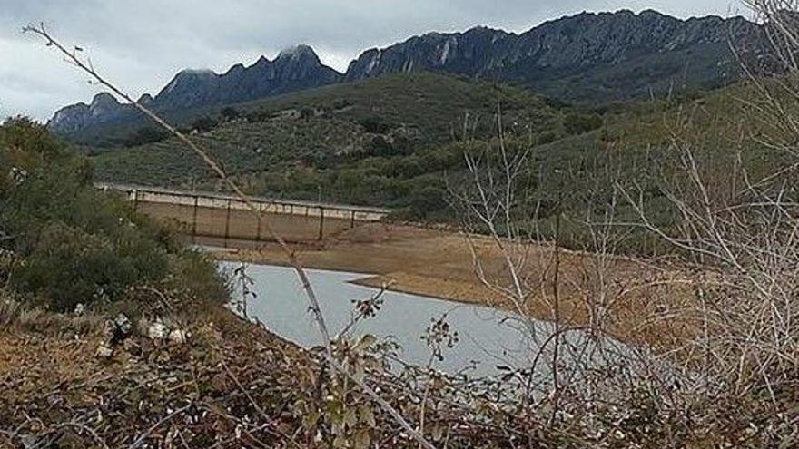 La presa de Santa Lucía sube un centímetro con la lluvia