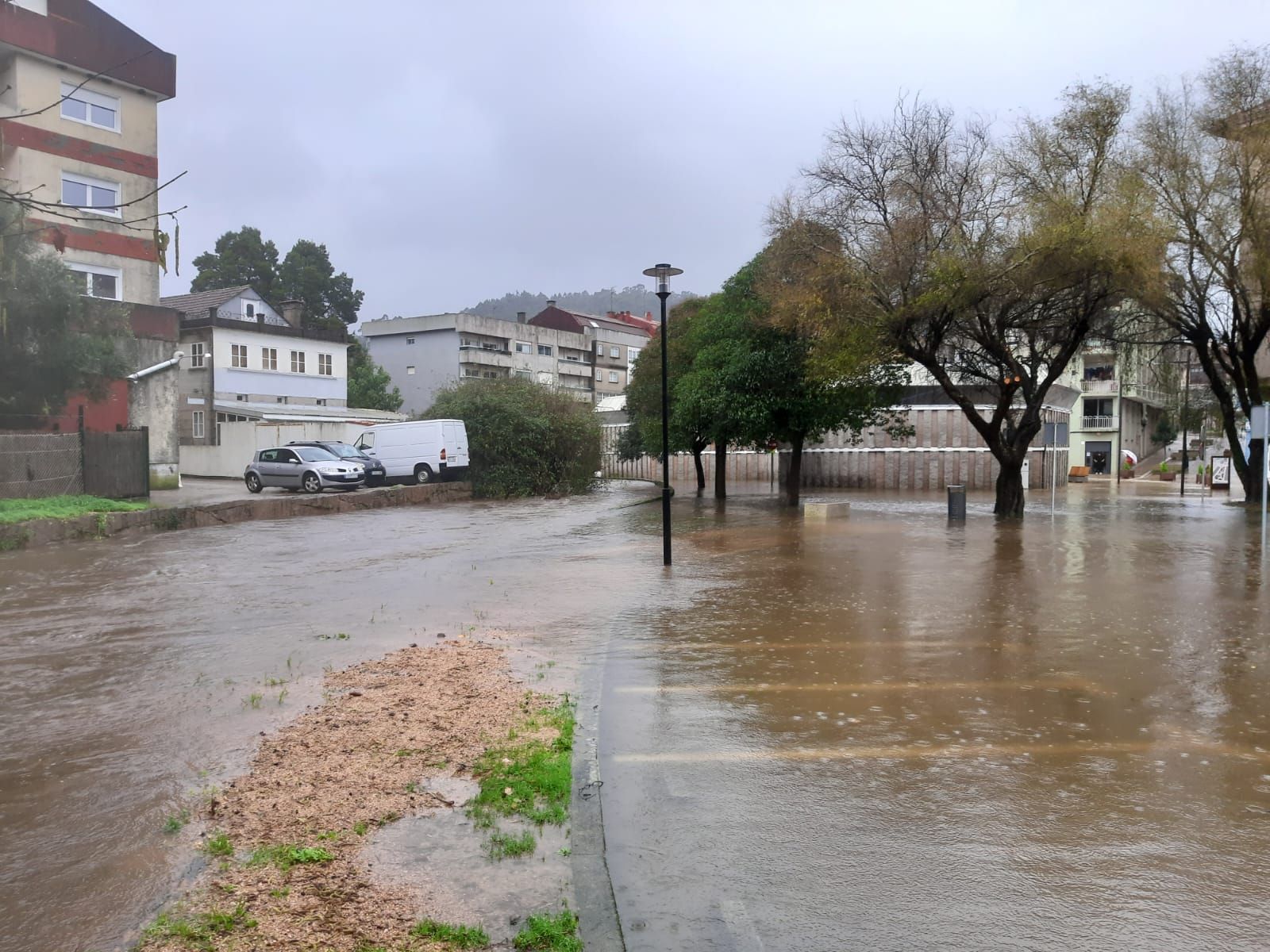 Así estrena el año Gondomar: inundaciones, caída de muros y calles cortadas