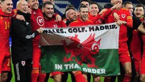 Gareth Bale sosteniendo la famosa bandera ’Gales. Golf. Madrid. In that order’