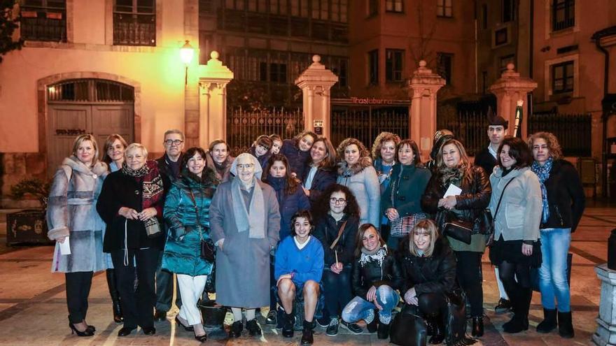 Los hermanos Álvaro y Jaime Álvarez, exalumnos del colegio, ayer en Trascorrales. A la derecha, arriba, las religiosas Pilar Ortega, María Luisa García, Silvina García, Ana María Hernández y Luz Tejerina. Abajo, los asistentes a la misa celebrada en la Catedral.