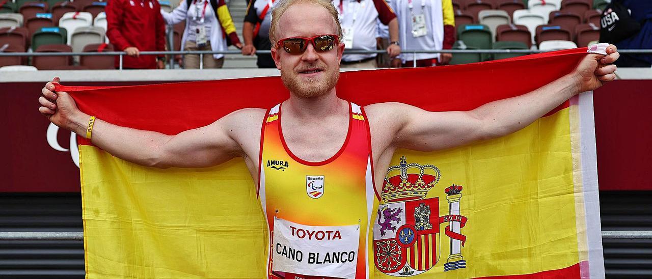 Iván Cano muestra orgulloso la bandera de España tras conquistar la plata en salto de longitud
