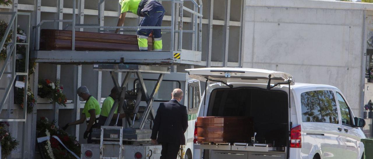 Desde que estalló la pandemia, más de 3.100 personas han muerto a causa del coronavirus en la provincia. | RAFA ARJONES