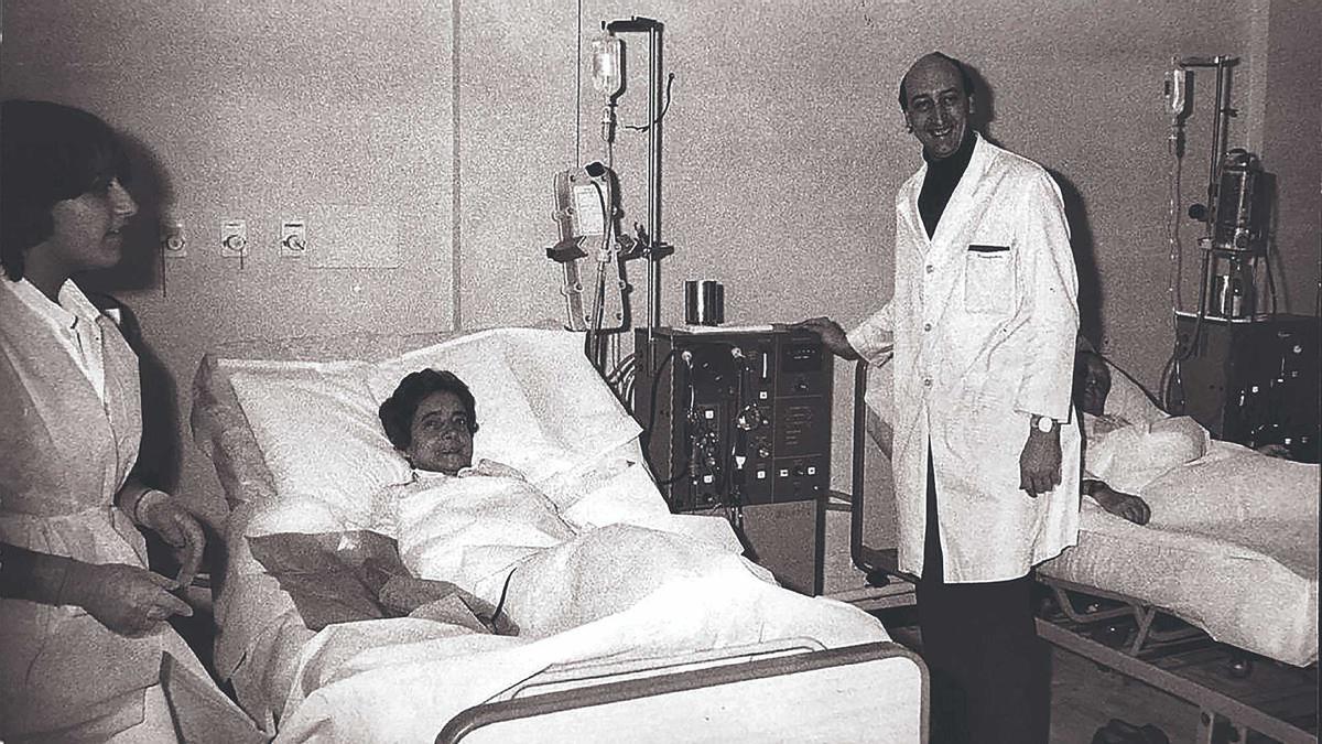 El doctor Joaquim Franquesa Salvador amb una pacient al servei de Nefrologia i Diàlisi de la Clínica Girona l’any 1988