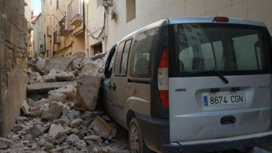 Se derrumba una fachada en un barrio de Alcañiz sin causar daños personales