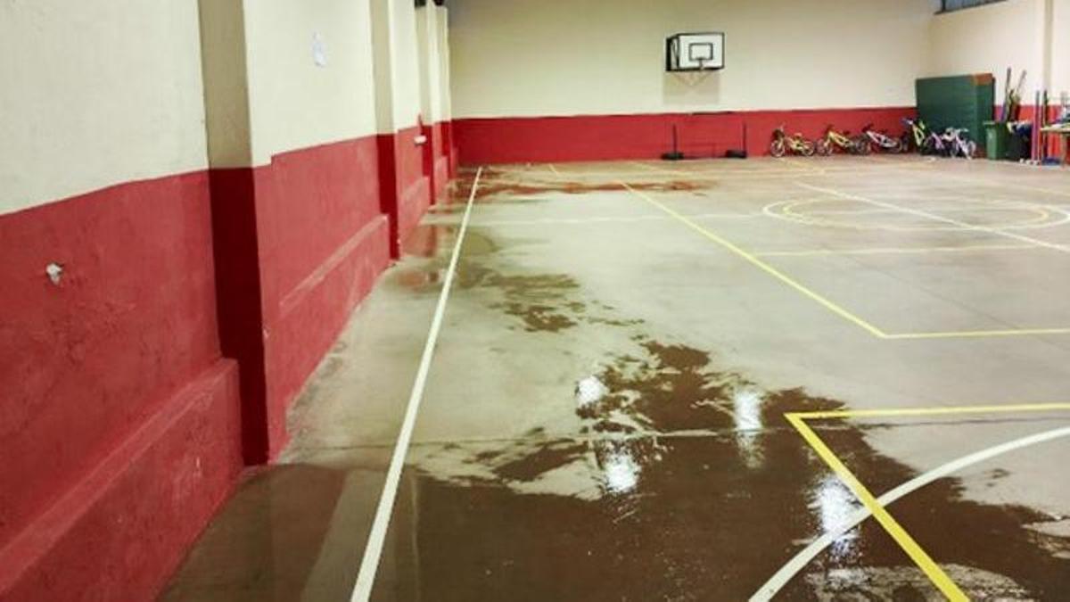 El polideportivo de Ujo, inundado durante este curso.