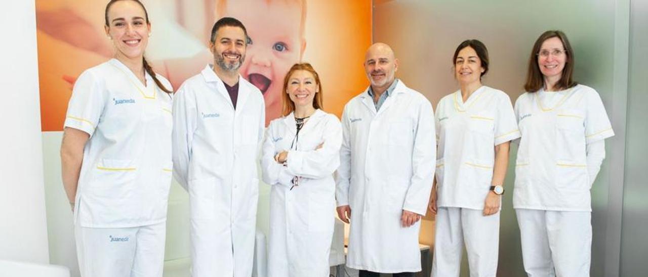 Gallego, izquierda, con parte del equipo de Fertility Center y su coordinador médico Gustavo Carti.