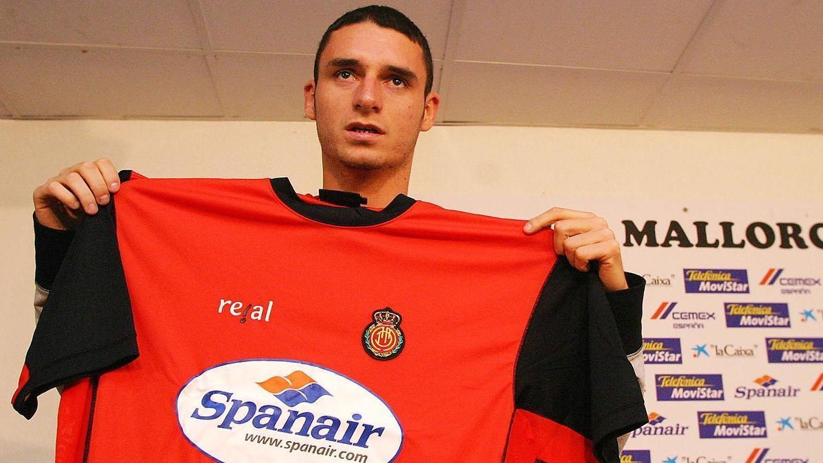 Delibasic, en 2003 el día que fue presentado con el Mallorca