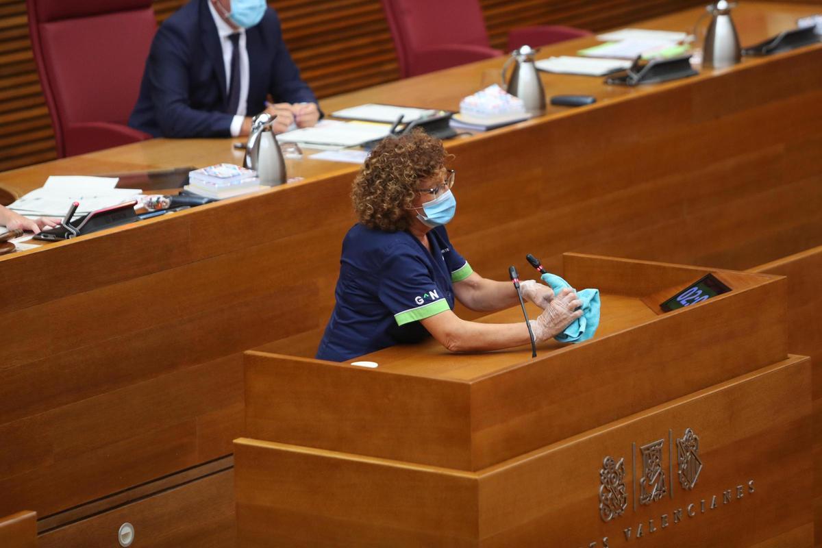 Personal de limpieza, desinfectando la tribuna durante la pandemia