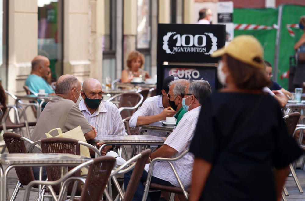 Con la entrada en vigor de las nuevas medidas dictadas por Sanidad para controlar la pandemia de coronavirus, entre las que se incluye la prohibición de fumar en la vía pública y espacios en los que no se mantenga la distancia de seguridad, nos damos una vuelta por las calles del Centro de Málaga para comprobar si se cumple la normativa.