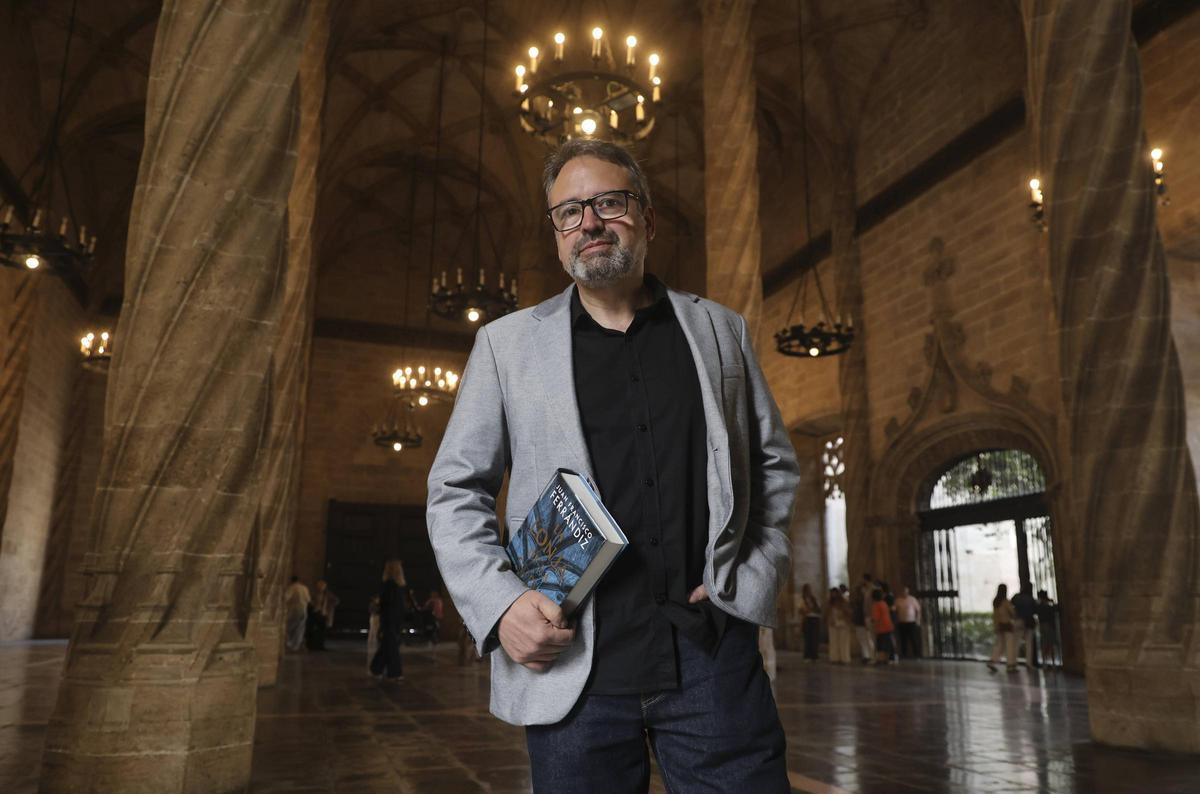 Juan Francisco Ferrándiz, autor del libro 'La Lonja de la seda'.