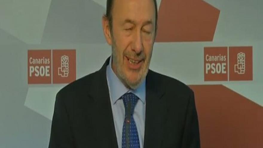 Rubalcaba exige a Rajoy que diga en persona si cobró en negro