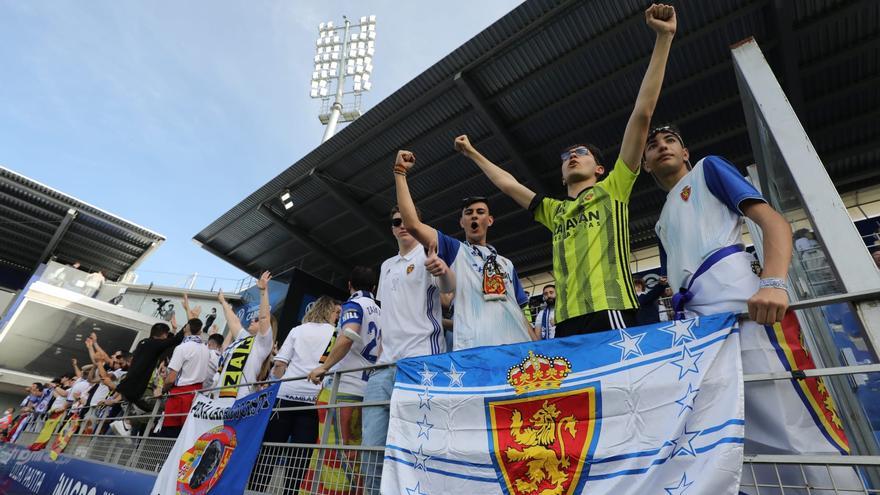 Gran ambiente entre aficiones en el derbi aragonés en El Alcoraz