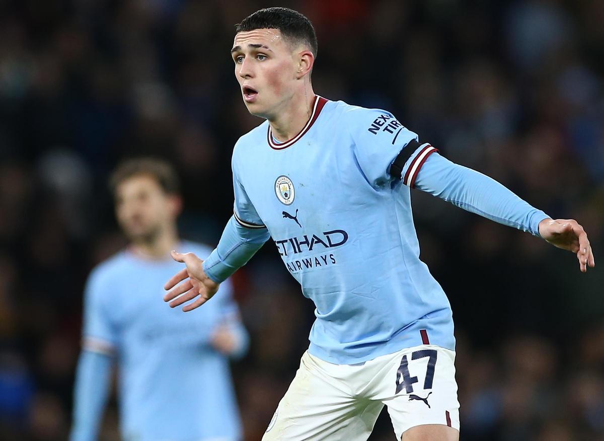Phil Foden: La perla por excelencia del City. El mediocentro inglés sería bien recibido en cualquier equipo y pese a ser un canterano con claro sentimiento ‘citizen’ su calidad y ambición podrían apresurar una salida en función de las sanciones recibidas. Phil Foden: La perla por excelencia del City. El mediocentro inglés sería bien recibido en cualquier equipo y pese a ser un canterano con claro sentimiento ‘citizen’ su calidad y ambición podrían apresurar una salida en función de las sanciones recibidas.