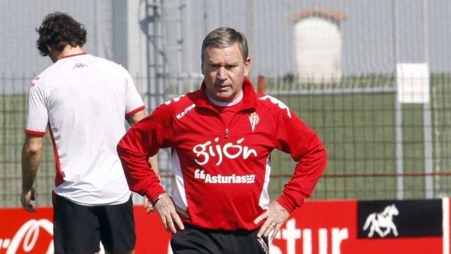 Javier Clemente observa el desarrollo del entrenamiento de ayer en Mareo.