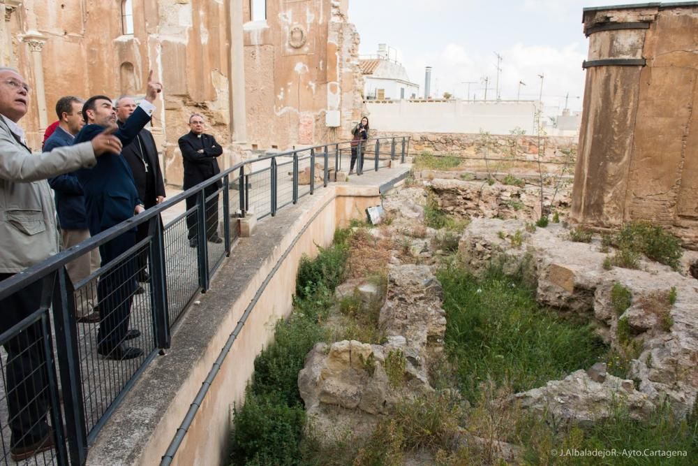 José López, alcalde de Cartagena, visita la Catedral Vieja