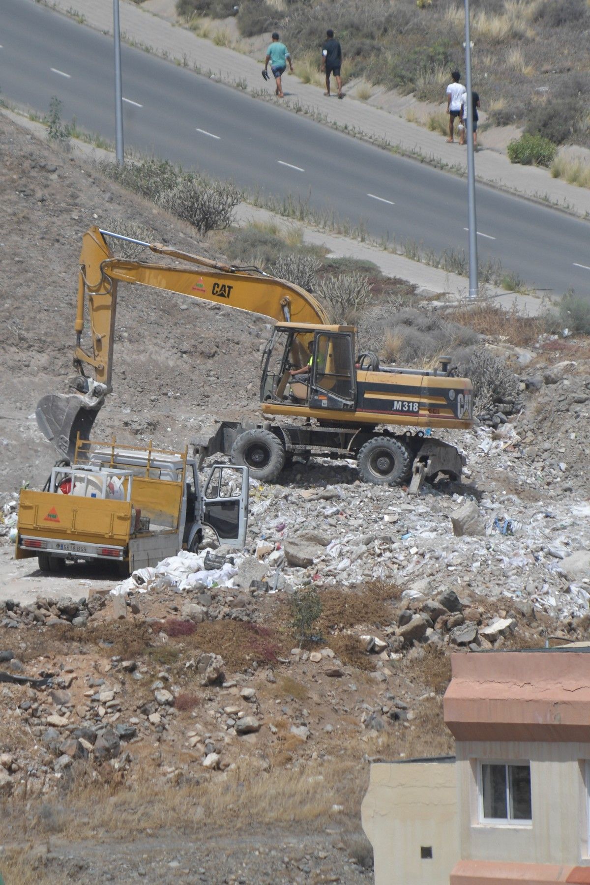 Retirada de la escombrera subida al Barrio de El Lasso