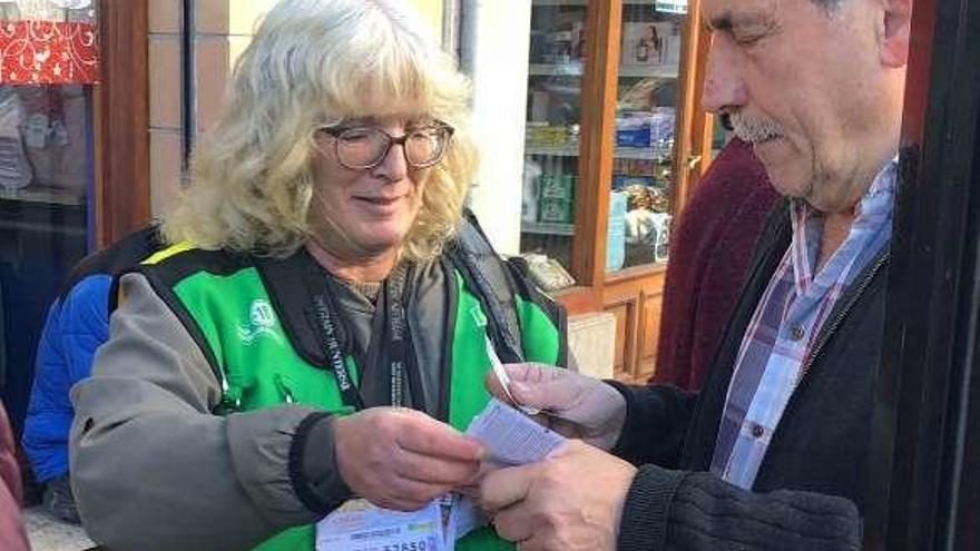 Elena Sevares, vendiendo un cupón en Arriondas.