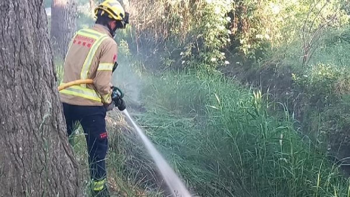 Un bomber apagant el foc de vegetació a Solsona