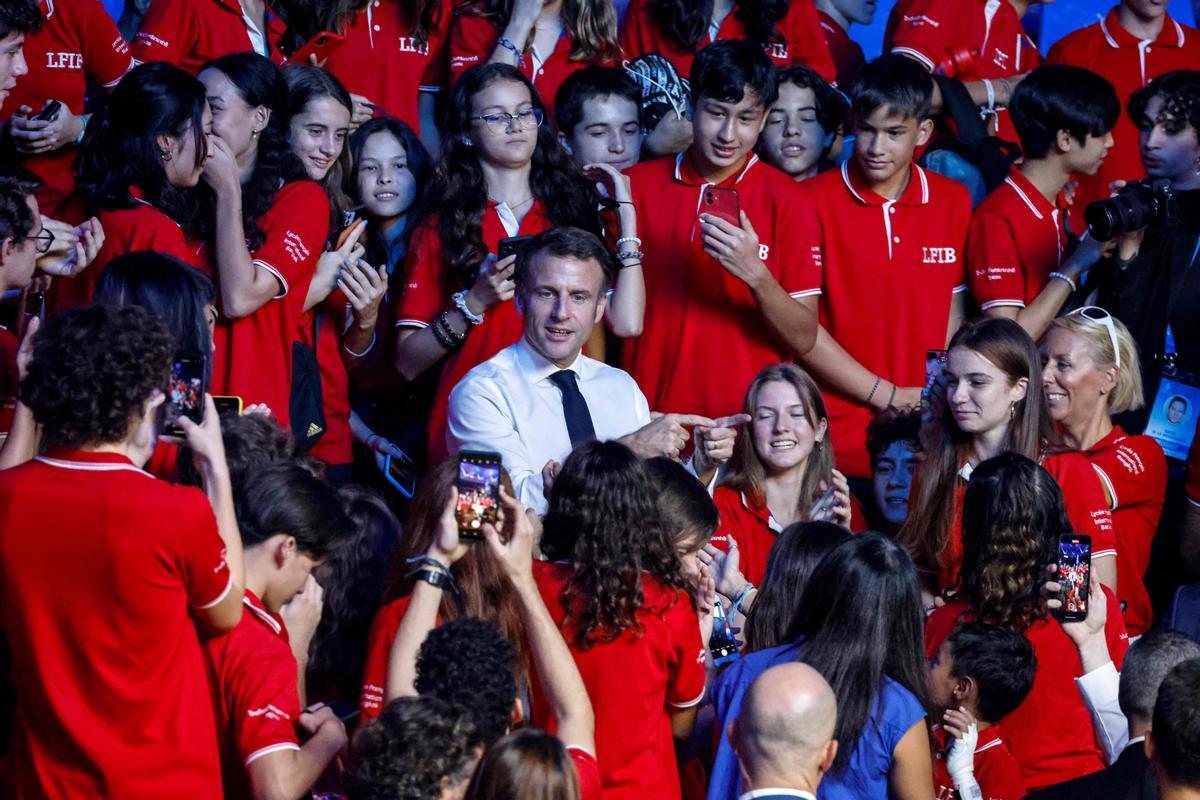 Macron visita un centro de Muay thai en Bangkok