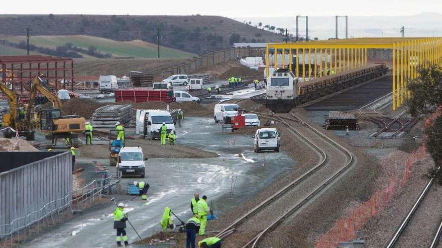 Base de montaje de la línea de Alta Velocidad de La Hiniesta, con el tren carrilero al fondo.