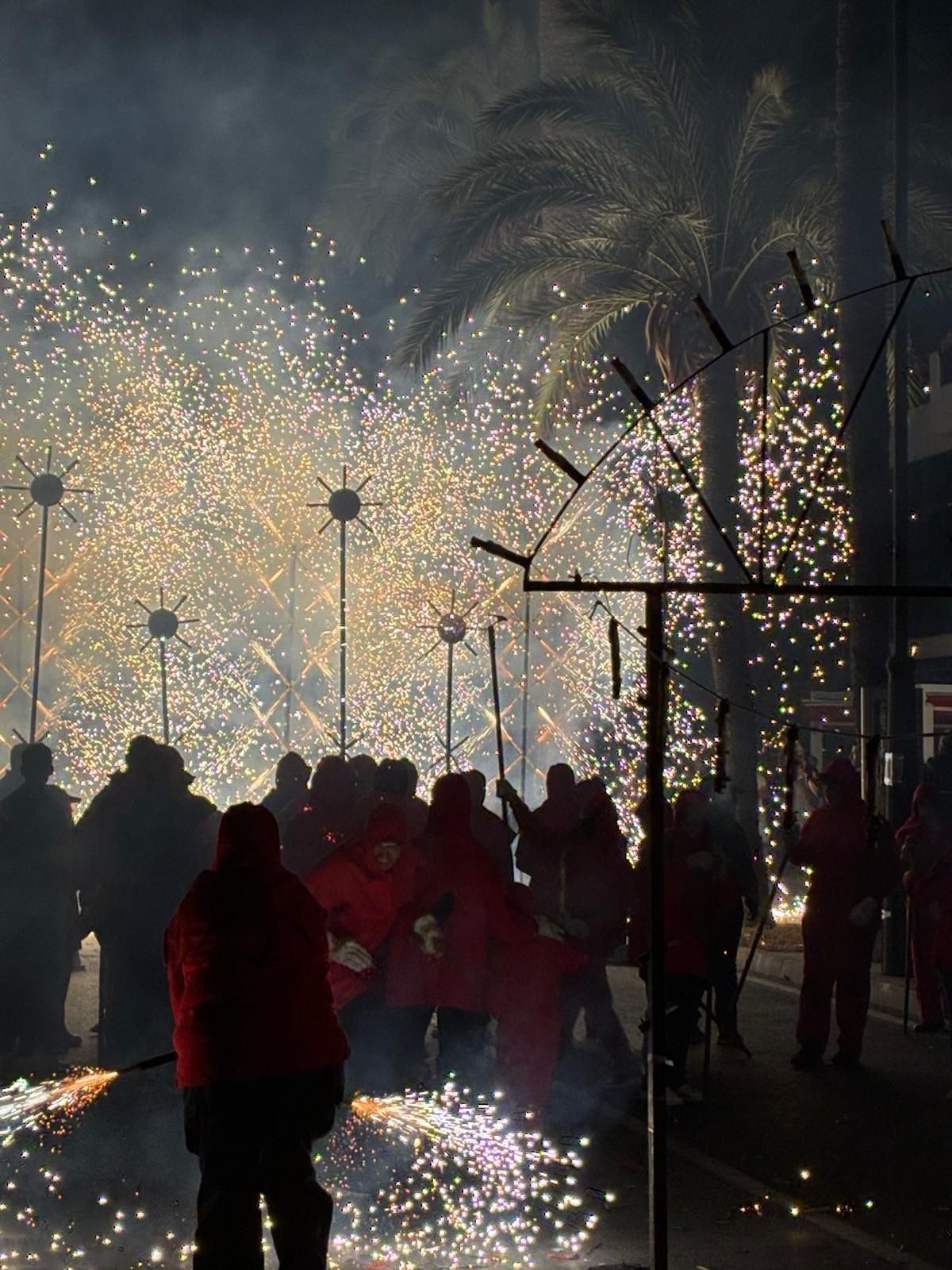 Multitudinario correfoc en las fiestas de El Campello
