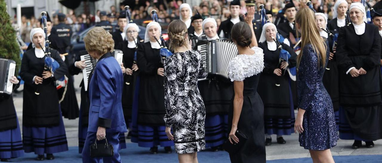 El look de la Familia Real en los Premios: Sinfonía en blanco, negro y  azul, en un alarde de discreta elegancia