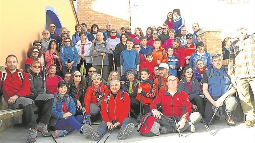 Buen clima y concurridas marchas en Paniza, Aladrén y Villanueva