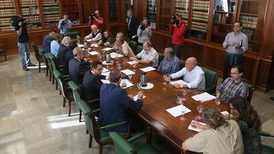 Representantes vecinales de El Palo y Pedregalejo se reunieron para conocer los detalles de la nueva orden ministerial.
