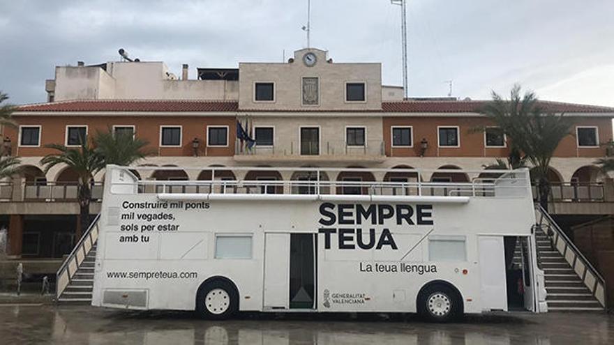 El «Bus de la Llengua» está desde ayer en Guardamar del Segura realizando numerosas actividades de promoción de la lengua valenciana