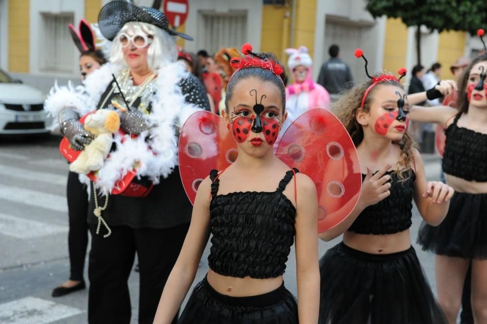 Vistabella saca su carnaval a las calles