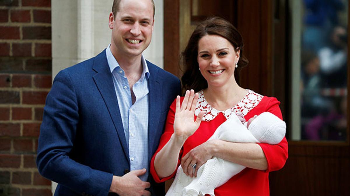 El príncipe Guillermo y Kate Middleton presentando a su tercer hijo