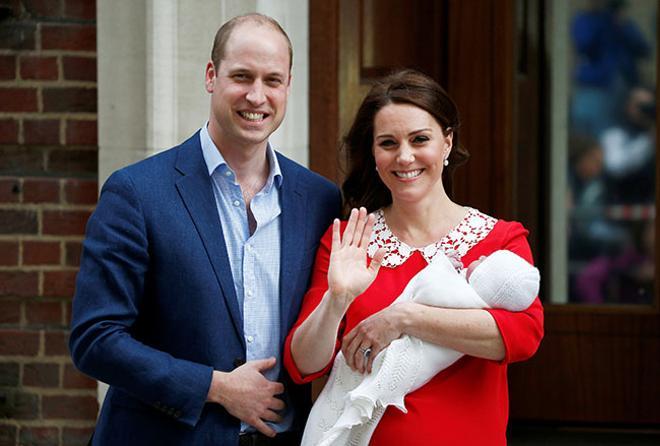 El príncipe Guillermo y Kate Middleton presentando a su tercer hijo