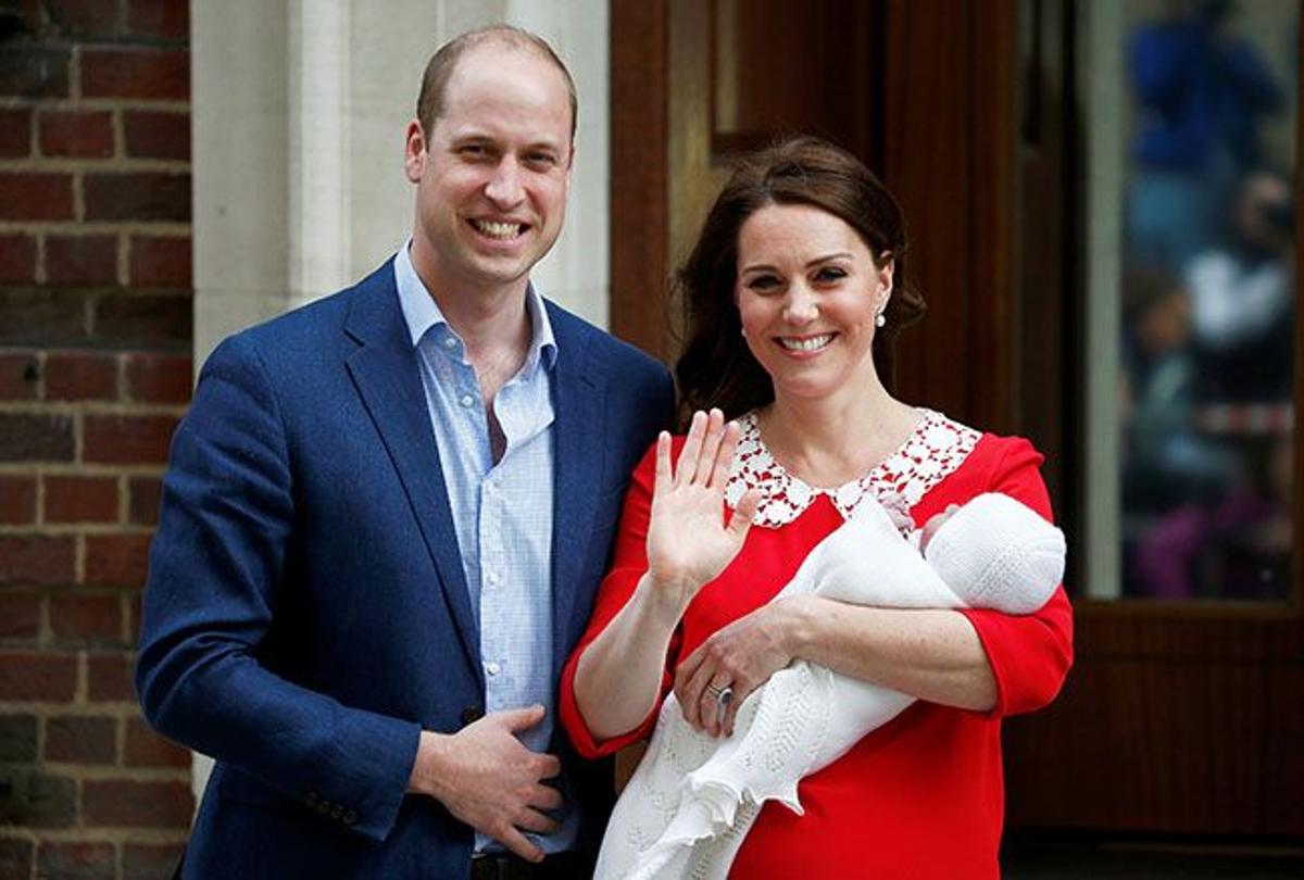 El príncipe Guillermo y Kate Middleton presentando a su tercer hijo
