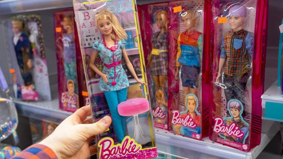 Muñeca de Barbie en los estantes de una juguetería.