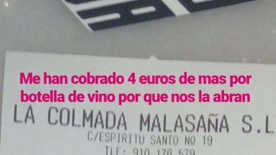 Le cobran 8 euros por descorchar el vino