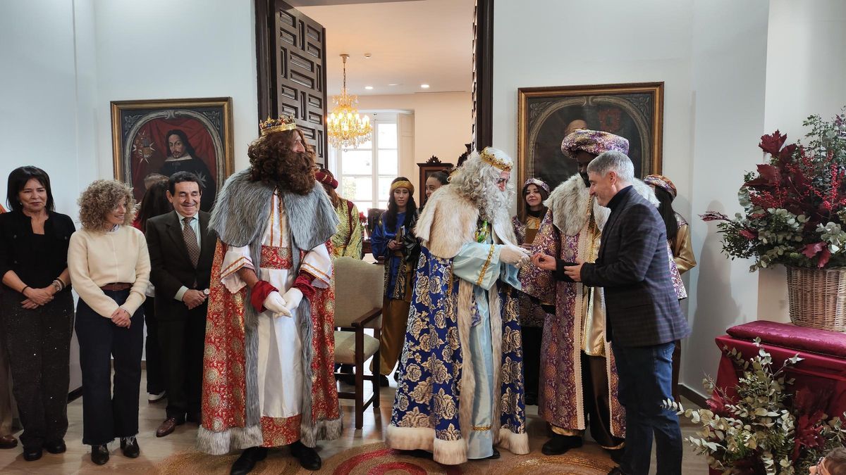 Recepción de los Reyes Magos en el Palacio del Marqués de Arneva por parte del alcalde Pepe Vegara