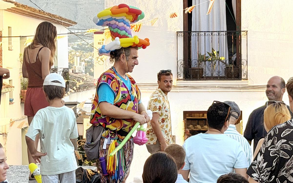 Antonio Becares siempre está rodeado de espectadores mientras hace las figuras con globos en la plaza de la Iglesia de Altea.