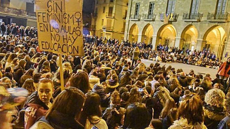 Manifestants ahir al vespre a la plaça Major de Manresa, on va acabar a la marxa reivindicativa