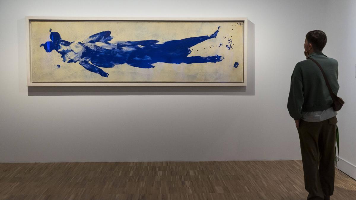Una mujer contempla una obra de Yves Klein en la exposición del CCCB