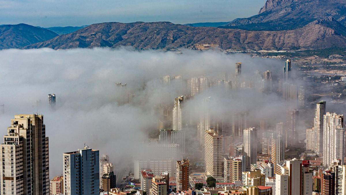 La niebla devora los rascacielos de Benidorm