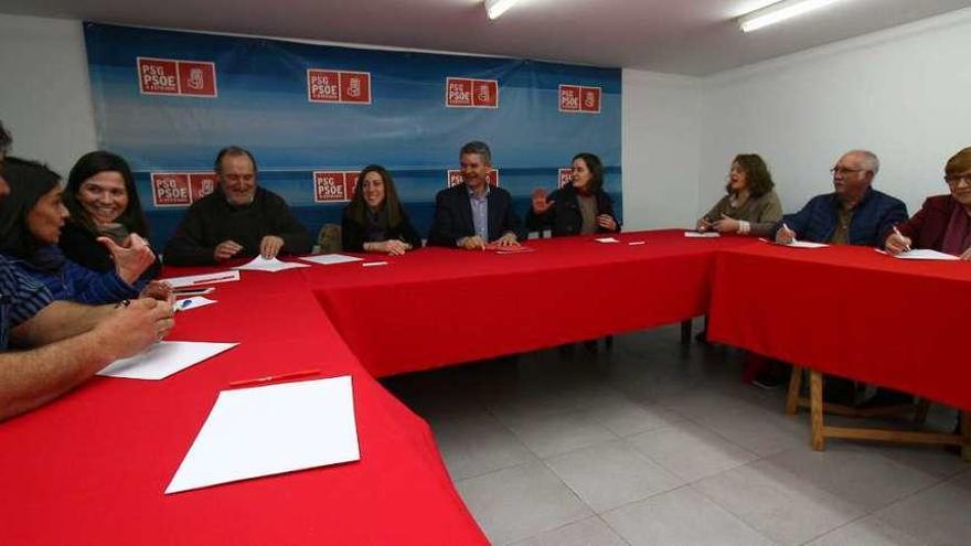 La reunión con Santos Héctor se celebró en la sede del PSOE de A Estrada. // Bernabé/Adrián Rei