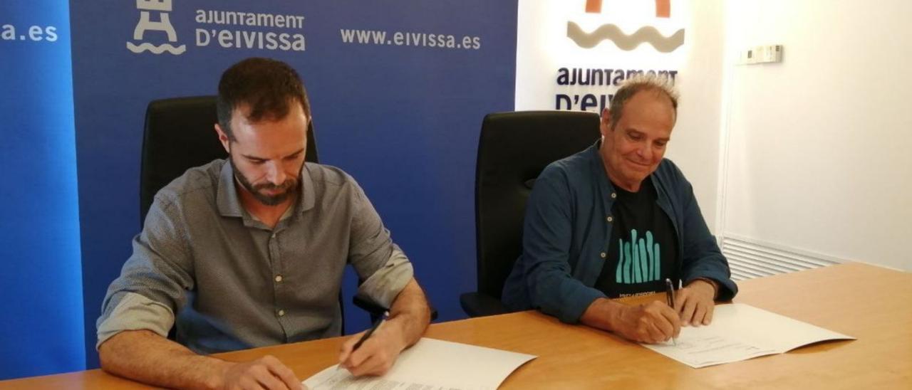 El presidente de la Fitie, Antoni Riera, y el concejal Aitor Morrás firman el convenio. | D. I.