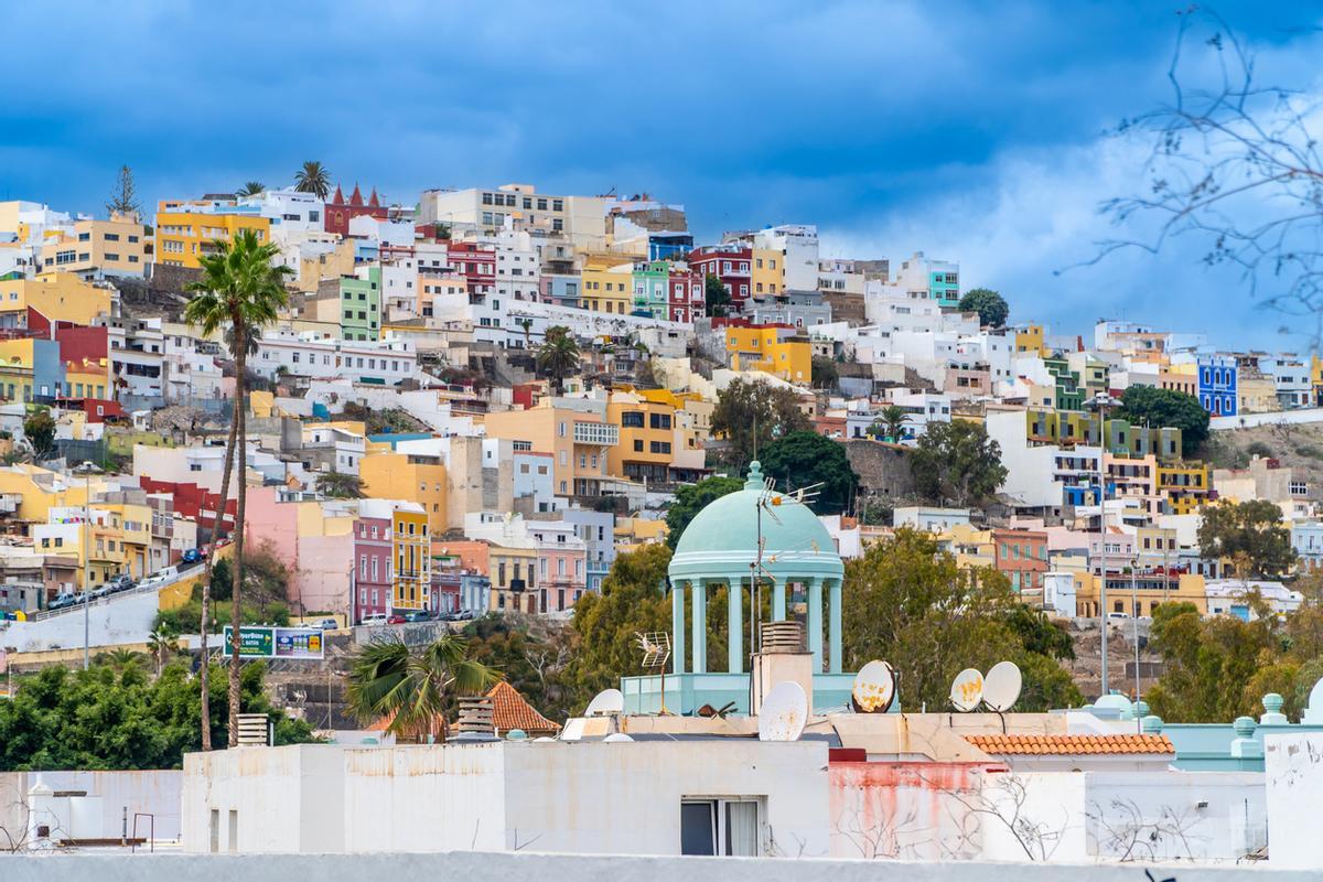 Casas de colores que cubren la colina en vegueta, las palmas de gran canaria