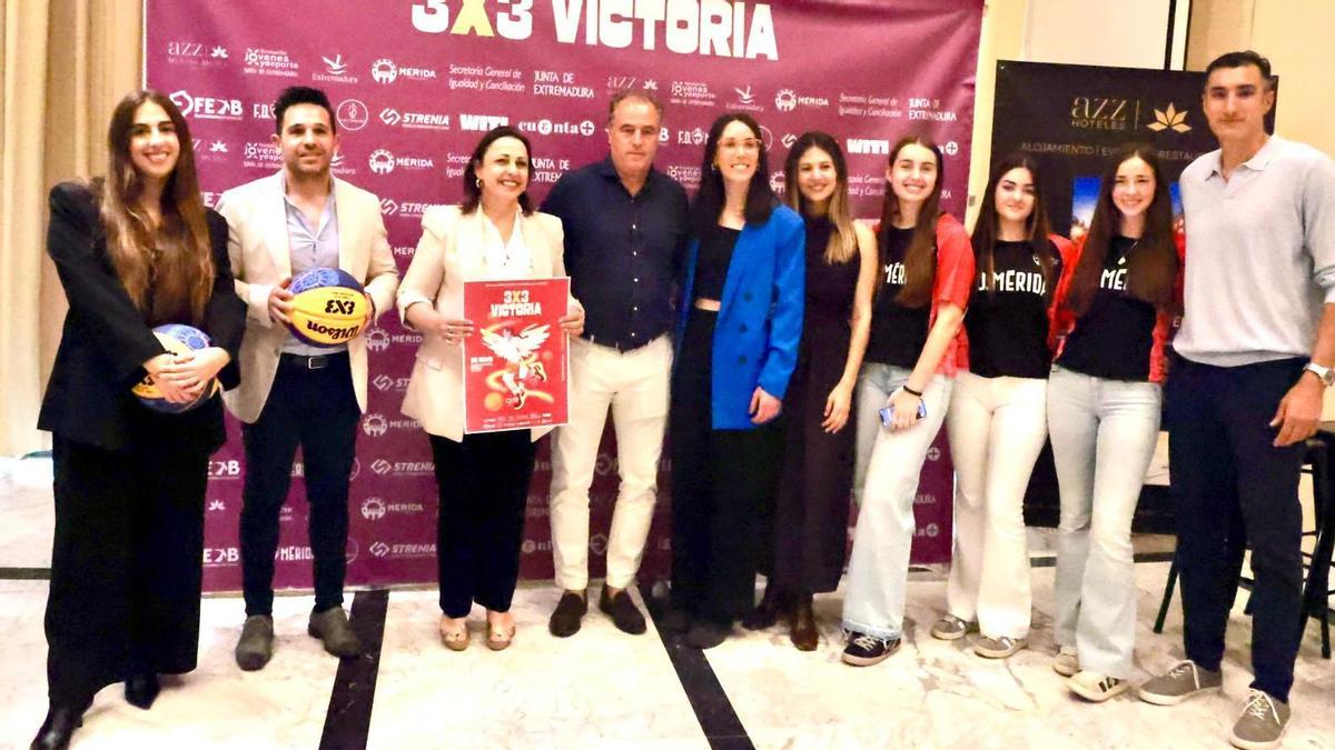 Foto de familia tras la presenación.