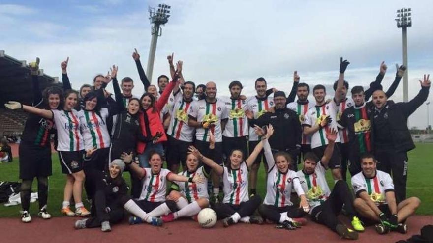 Los equipos masculino y femenino del Irmandinhos A Estrada festejan, ayer, los buenos resultados en tierras austríacas.