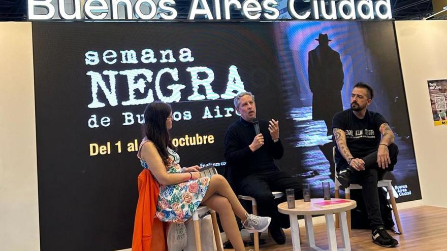 La periodista Eugenia Zicavo con los autores Guillermo Martínez y Kike Ferrari, ayer, durante la presentación.