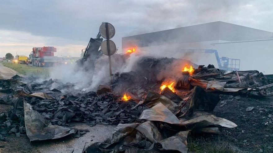 Un camión cargado de caucho se incendia en la N-211, en el término municipal de Fraga