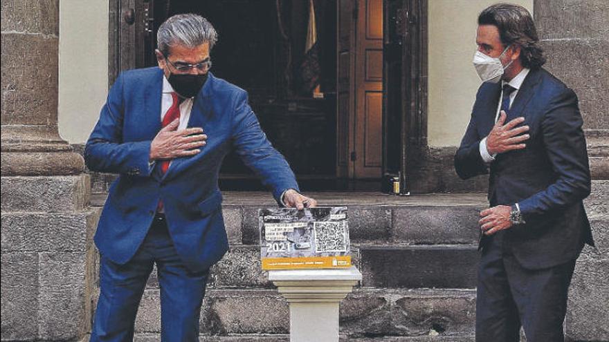 Román Rodríguez (i.) y Gustavo Matos, ayer antes de la presentación de los presupuestos.