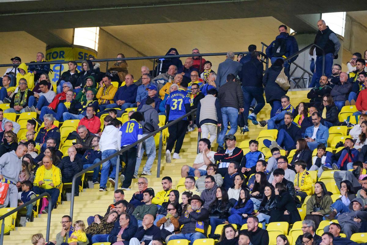 La afición del sector de Tribuna dejan su asiento, en la recta final del pulso ante el Castellón.