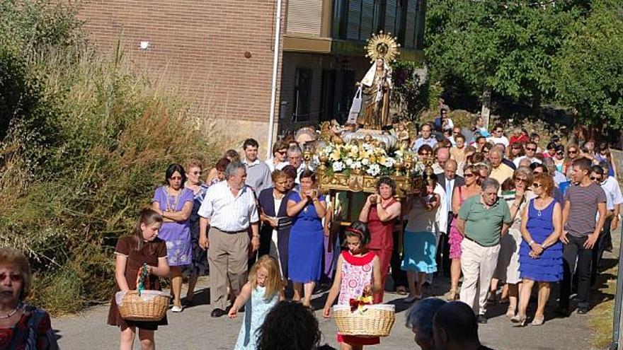 La Virgen del Carmen llevada en andas por los devotos.